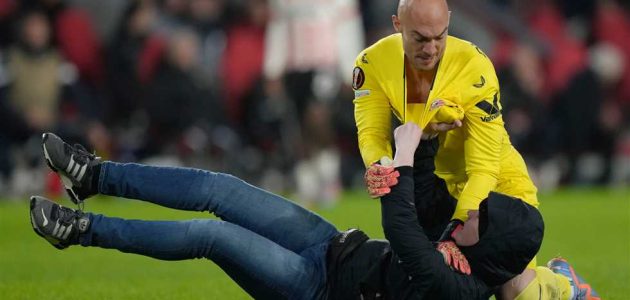 بعد الاشتباك مع حارس إشبيلية.. إيقاف مشجع إيندهوفن 40 عاما والسجن 3 أشهر